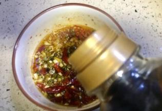 往碗里加入两勺生抽