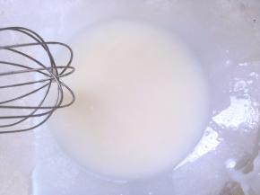 现在来做纸杯蛋糕，玉米油加牛奶搅拌均匀至乳化状态