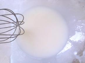 现在来做纸杯蛋糕，玉米油加牛奶搅拌均匀至乳化状态