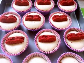 之后将刚刚裁下来的心形图案擦在中间，赋予的心形图案也可以在纸杯内一起擦上两片