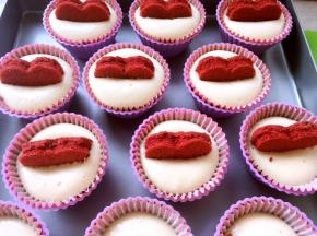 之后将刚刚裁下来的心形图案擦在中间，赋予的心形图案也可以在纸杯内一起擦上两片