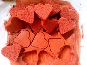 揭掉油纸，用心形模具压出多个心形图案备用