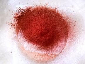 过筛低筋面粉跟红曲粉，用蛋抽画Z字搅拌均匀