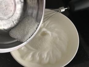 打发至泡沫显见纹路时加入最后一次糖继续打发