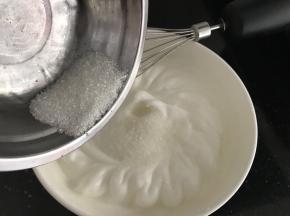 打发至泡沫显见纹路时加入最后一次糖继续打发