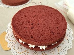 盖上一层蛋糕饼，再裱花