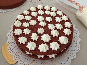 直到第三个蛋糕饼盖上，然后最上面这层轻轻抹上一层薄薄的白奶油，这样装饰起来层次更清晰更好看些