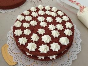 直到第三个蛋糕饼盖上，然后最上面这层轻轻抹上一层薄薄的白奶油，这样装饰起来层次更清晰更好看些