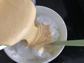 然后把切拌均匀的蛋糊倒入蛋白里，继续切拌或翻拌均匀