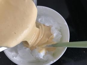 然后把切拌均匀的蛋糊倒入蛋白里，继续切拌或翻拌均匀