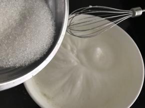 打发至泡沫细腻时加入第二次糖继续打发