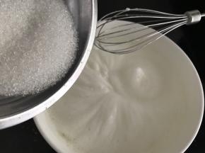 打发至泡沫细腻时加入第二次糖继续打发