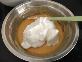 挖三分之一的蛋白到蛋黄糊里，切拌或翻拌均匀（切记不要打圈搅拌以免消泡）