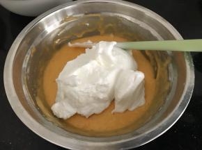 挖三分之一的蛋白到蛋黄糊里，切拌或翻拌均匀（切记不要打圈搅拌以免消泡）