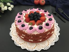 剩下的三分之一的白色淡奶油里加入一丁点食用色素，搅拌均匀后装入裱花袋里在蛋糕边缘裱一圏，中间放上水果，装扮完毕！
自己做，可以随意发挥，哈哈！