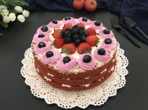 剩下的三分之一的白色淡奶油里加入一丁点食用色素，搅拌均匀后装入裱花袋里在蛋糕边缘裱一圏，中间放上水果，装扮完毕！
自己做，可以随意发挥，哈哈！