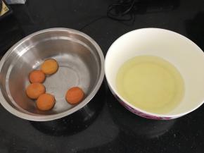 准备两个干净无水无油的大盆，分别蛋黄蛋清分离