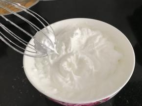 直到打发至硬性发泡，拔尖状