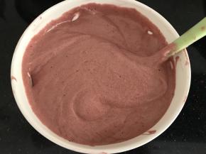 然后再筛入红曲粉，切拌均匀