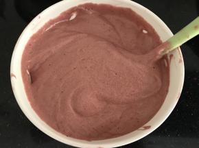 然后再筛入红曲粉，切拌均匀