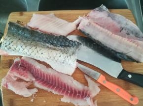 鱼去骨，去皮，取出鱼肉。