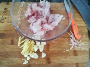 大蒜切片，生姜切丝。然后一起放入破壁机中打成鱼泥。