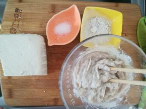 准备豆腐，鱼泥内加入淀粉和盐，搅拌均匀。备用。