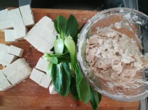 豆腐切块。青菜洗净备用。