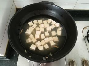 豆腐冷水下锅，小火煮开。