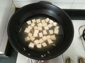 豆腐冷水下锅，小火煮开。