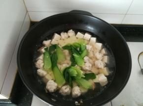 鱼丸很容易熟，浮起来之后，加入青菜。