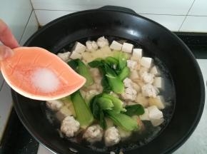 加入食盐调味，即可。