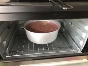 倒入蛋糕模具里，轻震2下，送入预热的烤箱中，中下层130度上下火烤25分钟后转150度烤30分钟，出炉～倒扣晾凉～脱模