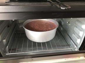 倒入蛋糕模具里，轻震2下，送入预热的烤箱中，中下层130度上下火烤25分钟后转150度烤30分钟，出炉～倒扣晾凉～脱模