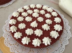 打发好的淡奶油，三分之二装入裱花袋，先裱第一层的蛋糕饼上，也可以直接抹上去，只是这样奶油少点更适合我家口味