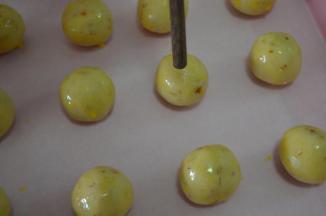 170度预热烤箱
用筷子粗的一头，在饼胚中间戳一个孔