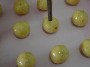 170度预热烤箱
用筷子粗的一头，在饼胚中间戳一个孔