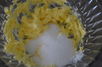 黄油软化至轻按有坑
用电动打蛋器低档打至顺滑
加入糖粉，打至糖粉稍微混进黄油里即可