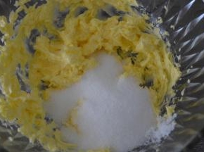 黄油软化至轻按有坑
用电动打蛋器低档打至顺滑
加入糖粉，打至糖粉稍微混进黄油里即可