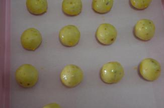 取23g一个滚圆，有间隔地排放至烤盘上，表面擦上一层蛋液