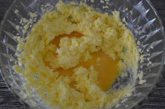 加入蛋液，打至完全乳化（无油水分离状）