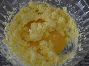 加入蛋液，打至完全乳化（无油水分离状）