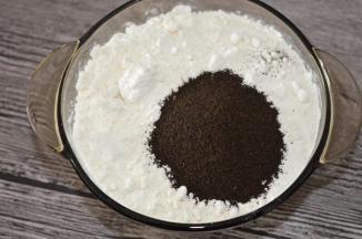 红茶和低筋粉、泡打粉倒在一起，混合均匀