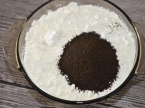 红茶和低筋粉、泡打粉倒在一起，混合均匀