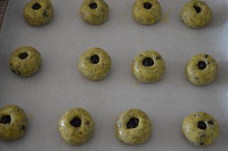 取一颗蓝莓干压进饼干胚里，稍微压深一点
170度烤22分钟即可