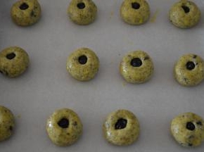 取一颗蓝莓干压进饼干胚里，稍微压深一点
170度烤22分钟即可