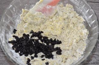 加入蓝莓干碎，切拌均匀