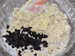 加入蓝莓干碎，切拌均匀