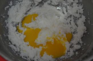 加入蛋液，打至完全融合