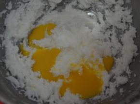 加入蛋液，打至完全融合